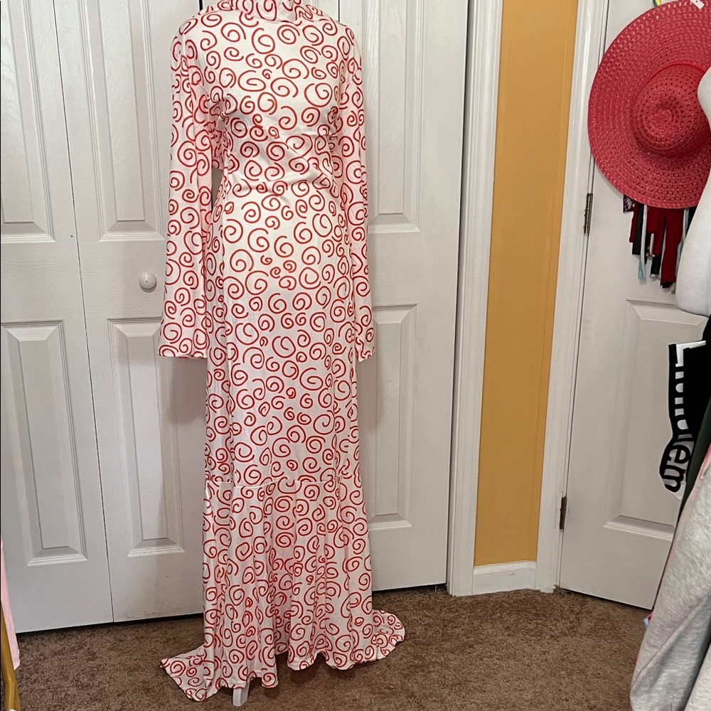 NWOT Chic Swirl Pattern Long Sleeve Dress